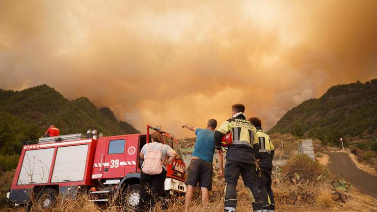 Tenerife alevlere teslim: 3 bin hektarlık alan küle döndü!